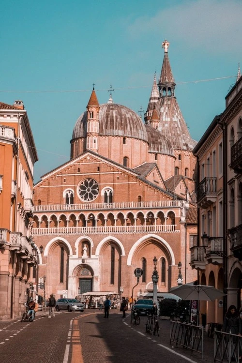 The Basilica of St. Anthony - から Via Antonio Locatelli, Italy