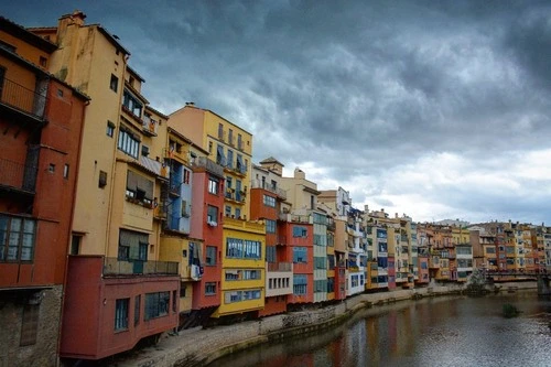 Casas Colodirdas de Girona - از جانب Pont de Sant Agustí, Spain