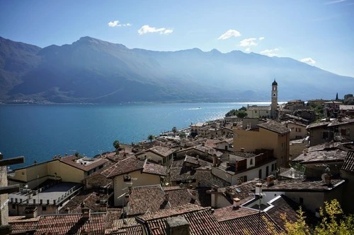 Limone - İtibaren Limonaia del Castèl, Italy