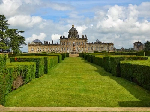 Castle Howard and Atlas Fountain - От Courtyard, United Kingdom