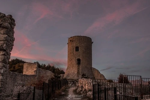 Castello di Bominaco - Desde Inside, Italy