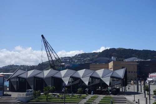 Wharewaka Function Center - 从 Whairepo Lagoon, New Zealand