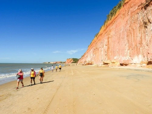 Falesias de Marataízes - Aus Na praia frente as falesias, Brazil