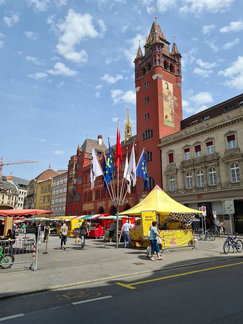 Basler Rathaus mit Stadtmarkt - Desde Marktplatz, Switzerland