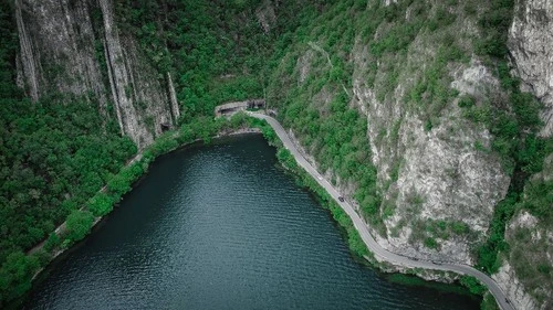 Anfiteatro naturale del Bogn - Desde Drone, Italy