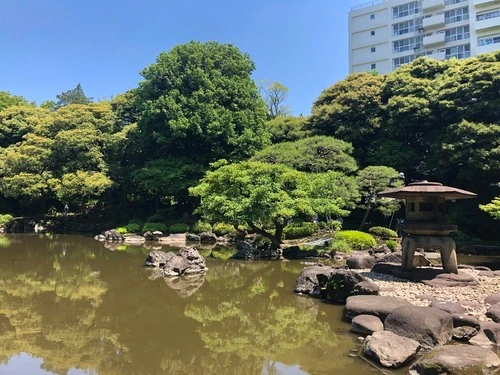 旧古河庭園 - Former Furukawa Gardens - Aus Shinji Pond, Japan