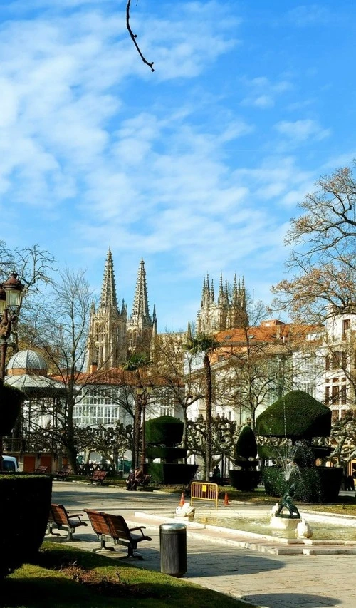 Paseo del El Espolón - Dari Estatua de Mujer mirando al Río Arlanzón, Spain