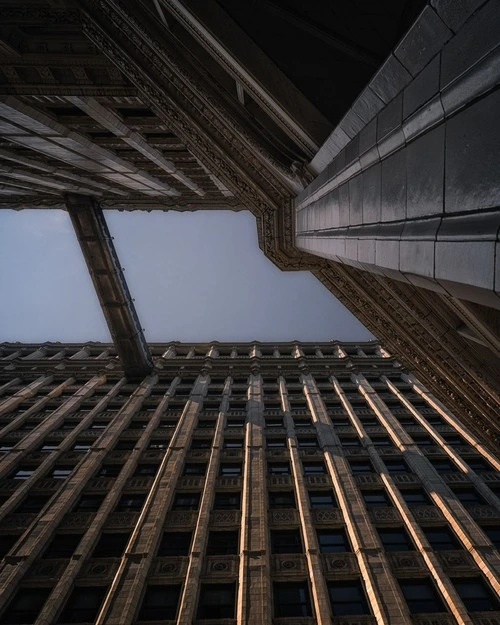 Wrigley Building - Desde Center walkway looking up, United States