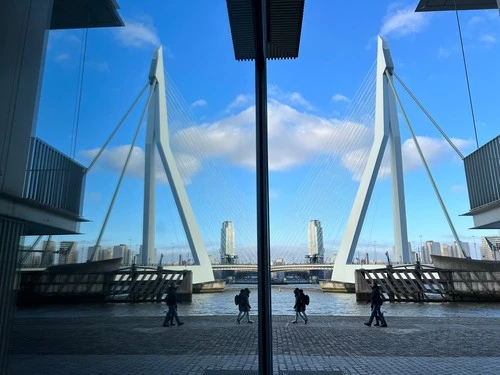 Erasmusbrug - Desde Tussen gebouwen. Spiegeling winkelruit, Netherlands