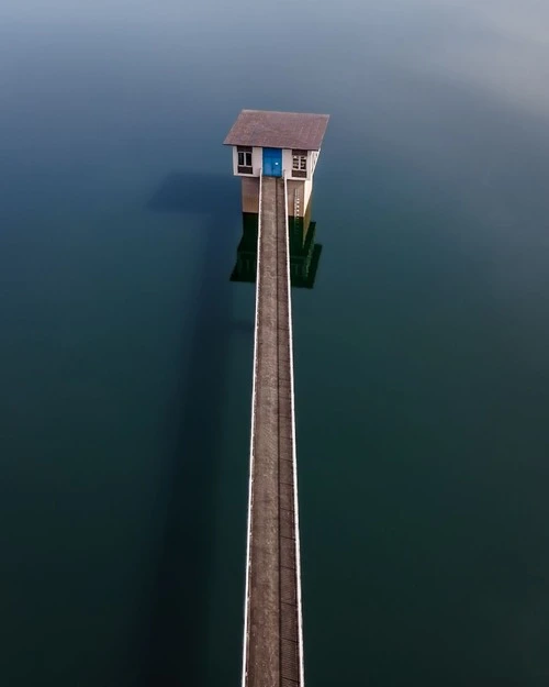 Intake tower at the wiehltalsperre - 从 Aerial - Drone, Germany