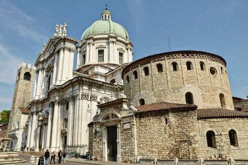 Duomo Nuovo e Duomo Vechhio - 从 Piazza Paolo VI, Italy