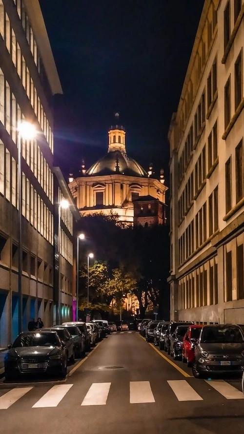 Basilica San Lorenzo Maggiore - Desde Piazza Salvatore Quasimodo, Italy