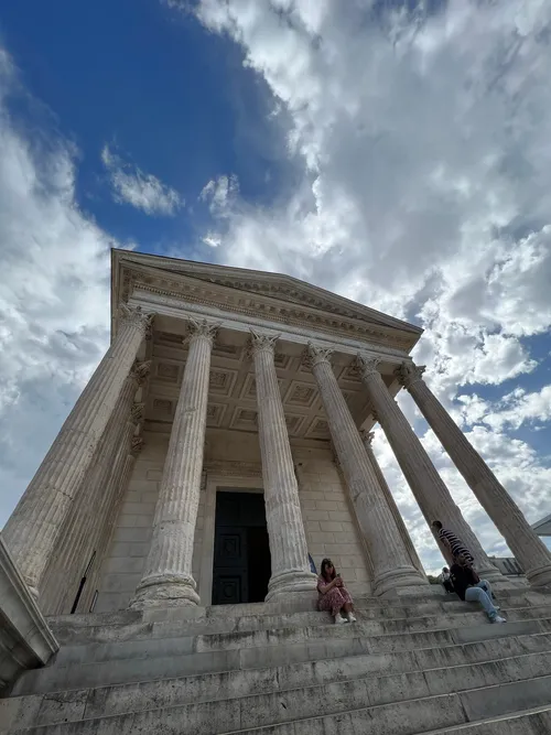 Maison Carrée in Nîmes - Aus Rue Auguste, France