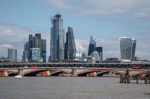 London Skyline - Dari Waterloo Beach Viewpoint, United Kingdom