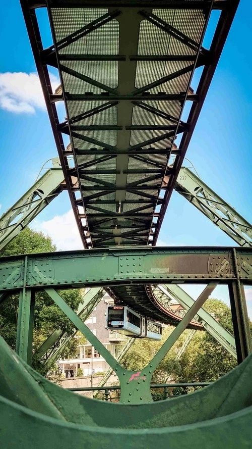 "Stahlharte Drache" / Schwebebahn Wuppertal - Des de Brücke Alexanderstrasse, Germany