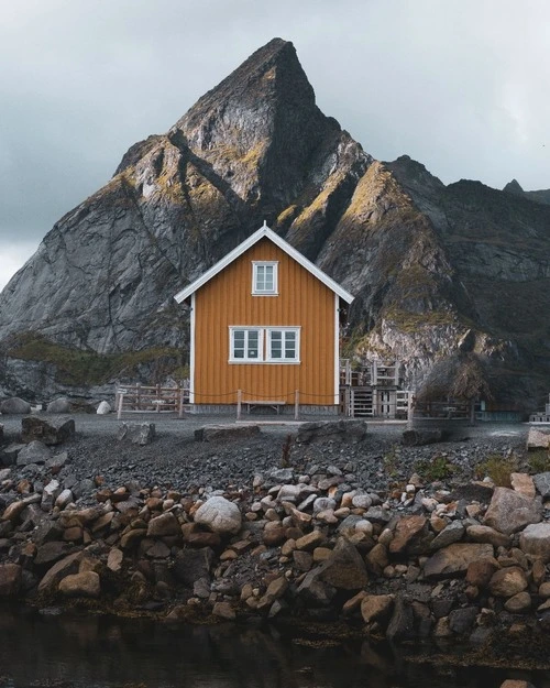Sakrisøy yellow house - Norway