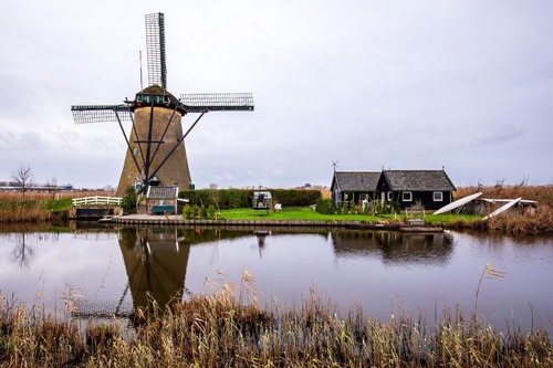 UNESCO World heritage Kinderdijk in Kinderdijk-Elshout - から Molenkade Street, Netherlands