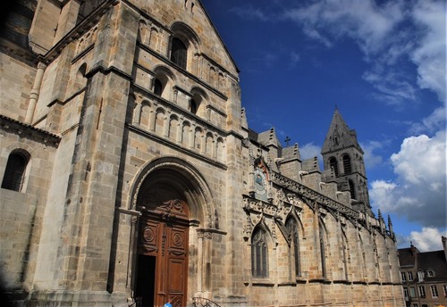 Cattedrale di Saint Lazare - から Rue du Terreau, France