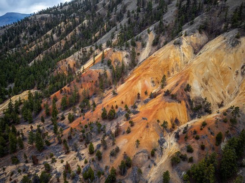 Colourful mountainrange - Desde Highway 97, Canada