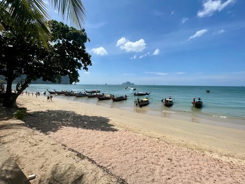 Long tail boats at Ao Nang Beach - Aus Ao Nang Beach, Thailand