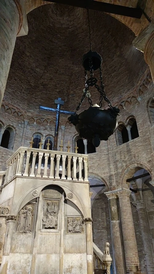 Chiesa del Santo Sepolcro - Desde Inside, Italy