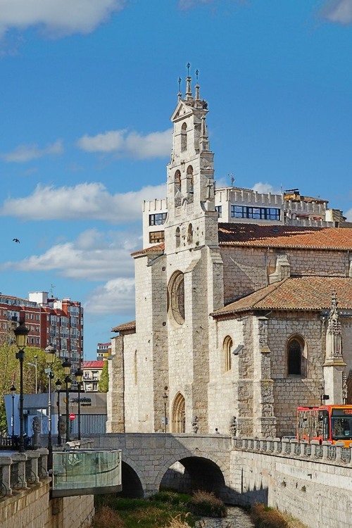 Iglesia de San Lesmes Abad - から Calle Vitoria, Spain