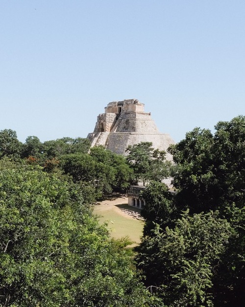 Pyramid of Adivino - Des de Across the plaza, Mexico