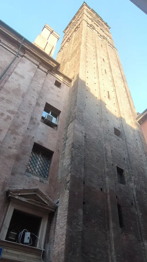 Campanile della Cattedrale di San Pietro - Desde Below, Italy