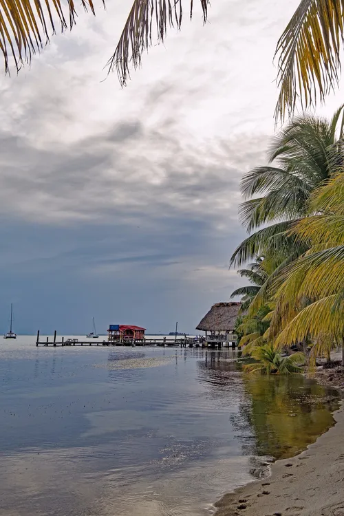 Yoli's Over Da Water Bar & Grill - Desde The Sea Glass Inn, Belize