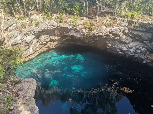 Sapphire Blue Hole - から The cliffs, Bahamas