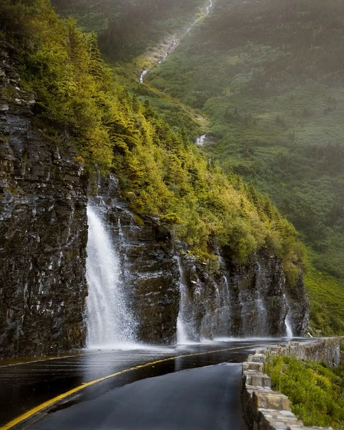 Weeping Wall, Glacier National Park, MT - من The Going to the Sun road, United States