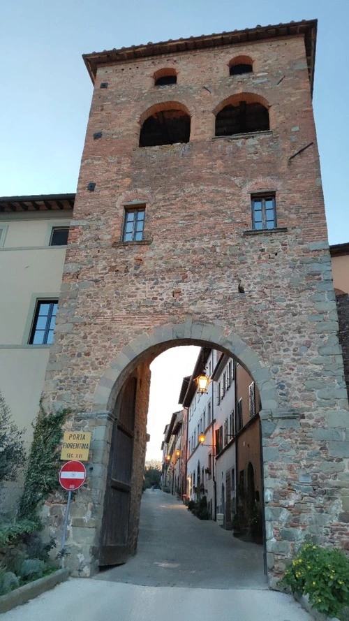 Porta Fiorentina Montecarlo Lucca - から Via dei Cavalli, Italy