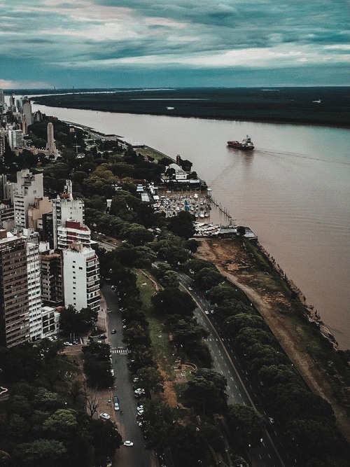 Río Paraná & Club Nautico - から Parque Urquiza - Drone, Argentina