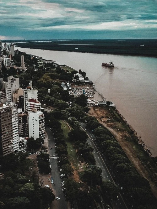 Río Paraná & Club Nautico - Aus Parque Urquiza - Drone, Argentina