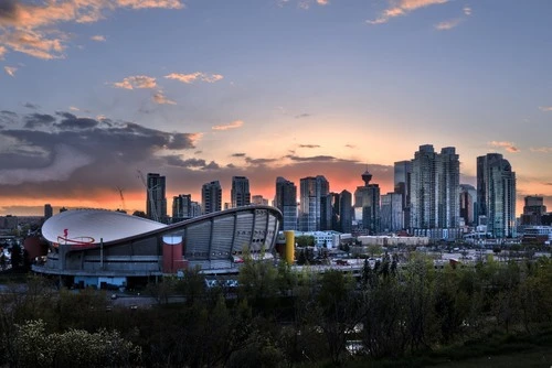 Calgary Downtown with Saddledome - Aus Scotsman's Hill, Canada