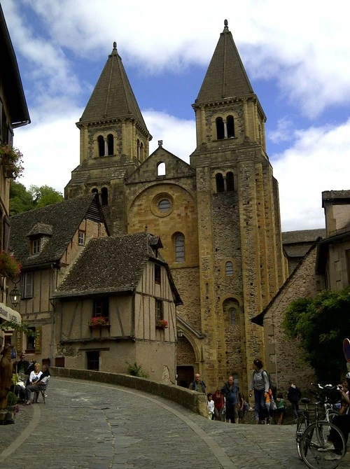 St Foy Abbey - Desde Rue Gonzague Florens, France