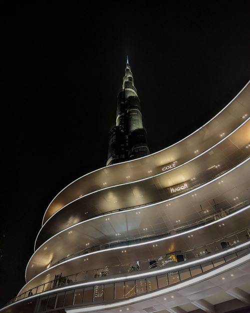 Dubai mall and Burj Khalifa - から Dubai Fountain, United Arab Emirates