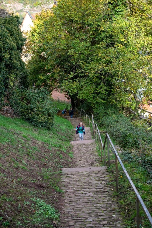Fußweg zur Altstadt - От Schloss Hirschhorn, Germany