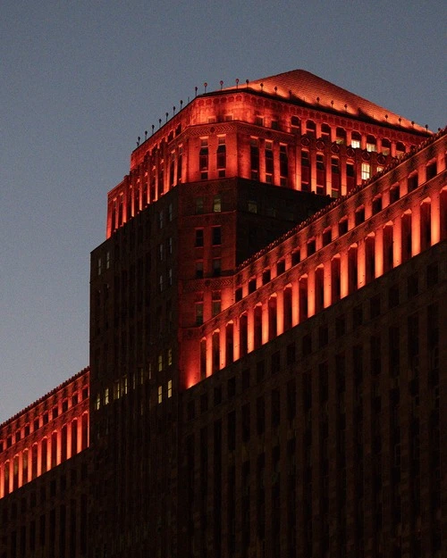 The Merchandise Mart - Frá The river southeast from the building, United States