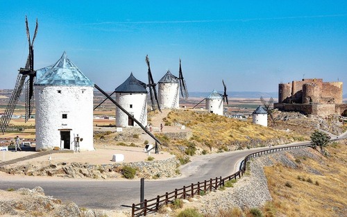 Cerro Calderico - Molinos y Castillo de Consuegra - Spain