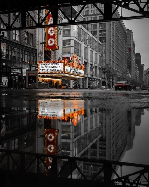 Chicago Theater - から Median north of Wacker St. looking south, United States