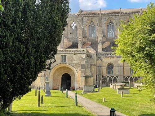 Malmesbury Abbey - Aus Malmesbury Abbey garden, United Kingdom