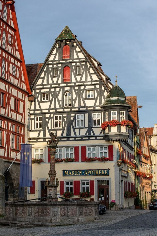 Georgsbrunnen und Fachwerkhaus - Des de Marktpl., Germany