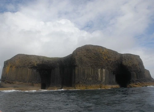 Rock Formations in Staffa Island - Dari Ferry, United Kingdom