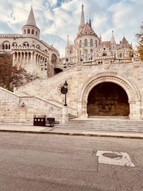 Fisherman's Bastion Stairs - Desde Below, Hungary