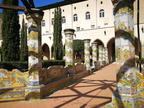 Chiostro di Santa Chiara - От Courtyard, Italy