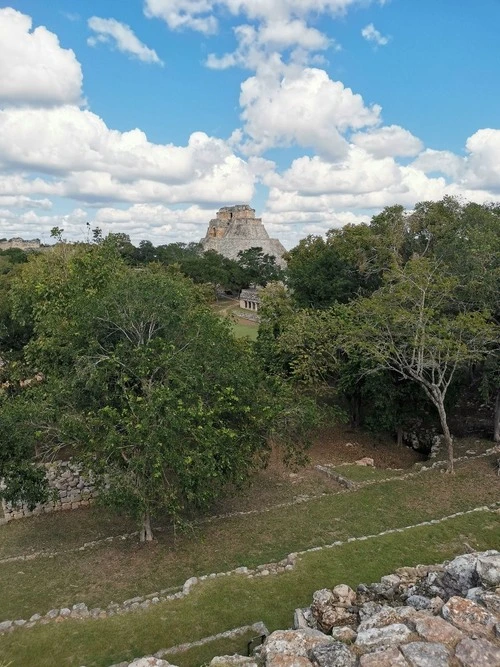 Pirámide del Adivino - Aus Palacio del Gobernador, Mexico