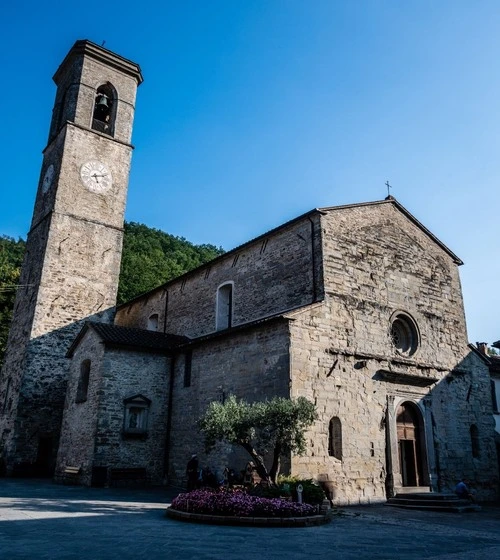 Basilica di Santa Maria Assunta Bagno di Romagna - Desde Piazza Ricasoli, Italy