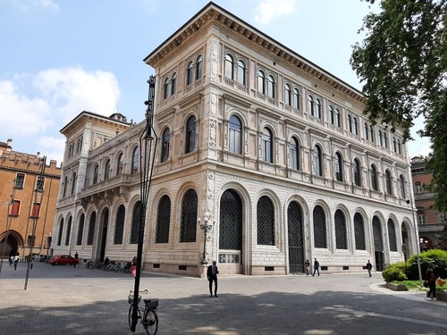 Bank Building - 从 Piazza Minghetti, Italy