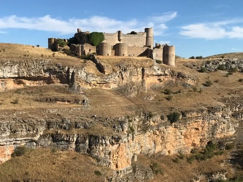 Castillo de Caracena - Aus Camino frente al castillo de Caracena, Spain